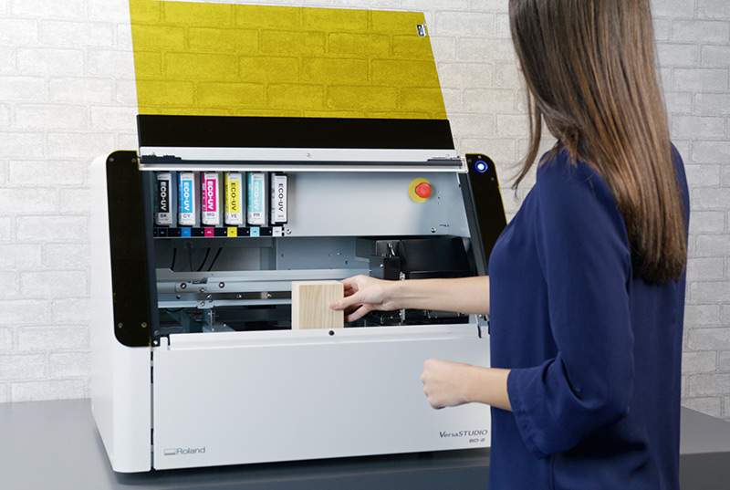 上海納艾升攜手RolandDG與上海海事大學(xué)聯(lián)袂亮相建平中學(xué)“建平杯”，AI智能小車賽道點燃科技熱情